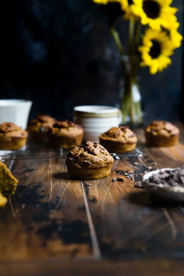 Muffins caseros de naranja, chocolate y calabacín, un snack ayurvédico saludable con sabor aromático a cítricos y chocolate.